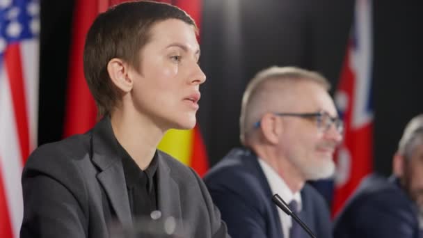 Uluslararası Basın Toplantısı Sırasında Mikrofonla Konuşan Genç Kadın Siyasi Liderin — Stok video