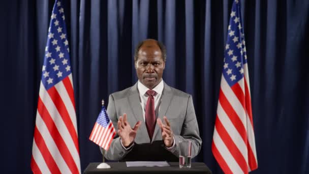 Афроамериканский Политик Смотрит Камеру Делает Публичное Заявление Стоя Трибуне Американским — стоковое видео