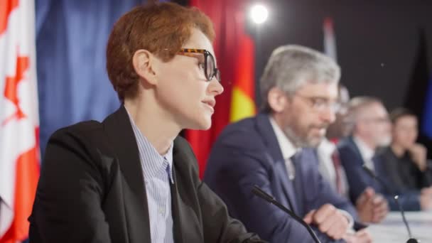 안경을 외교관 복장을 탁자에 참가자들 이야기를 나누는 — 비디오