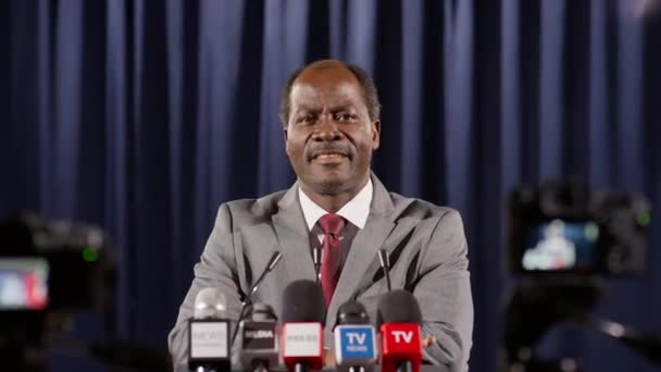 Portrett Fremgangsrik Afroamerikansk Politiker Som Smiler Poserer Kamera Med Mikrofoner – stockvideo