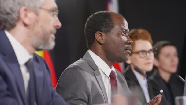 Selektiv Fokusbild Mogen Afroamerikansk Diplomat Håller Tal Internationell Presskonferens — Stockvideo