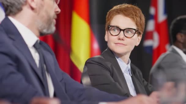 Selektiv Fokusbild Unga Kvinnliga Politiker Talar Med Medelålders Kollega Internationell — Stockvideo