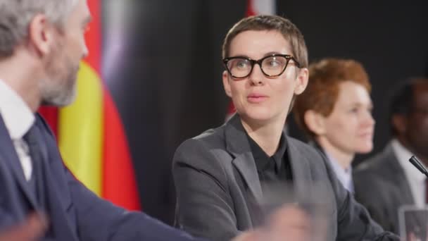 Selektiv Fokusbild Ung Kvinnlig Politiker Talar Med Manlig Kollega Internationell — Stockvideo