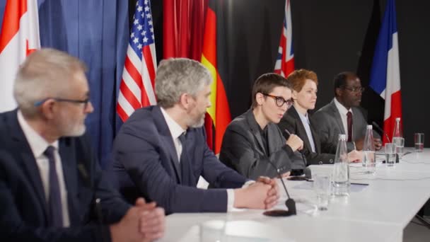 Foto Seletiva Foco Jovem Política Sentada Mesa Com Representantes Países — Vídeo de Stock