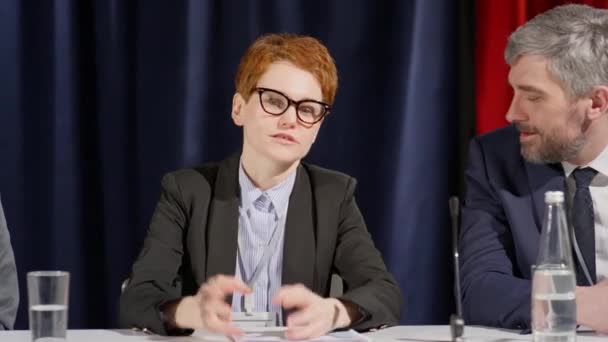 Basın Toplantısı Sırasında Gazetecilere Konuşan Çok Irklı Erkek Kadın Politikacıların — Stok video