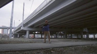 Genç parkçının şehir caddesinde destansı yan takla attığı yavaş çekim.