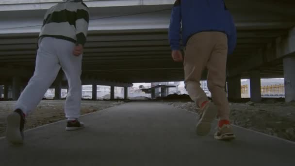 Après Tir Deux Jeunes Athlètes Courant Dans Rue Sous Pont — Video