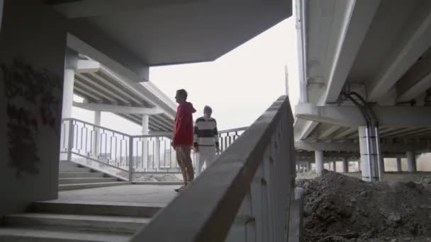 Sporcu Şehir Merdivenlerinde Parkur Numaralarını Çalışırken Ters Takla Atıyor Korkuluklara — Stok video