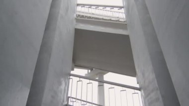 Parkur sporcusunun şehir merdivenlerinde hız kasasını açtığı düşük açılı çekim.