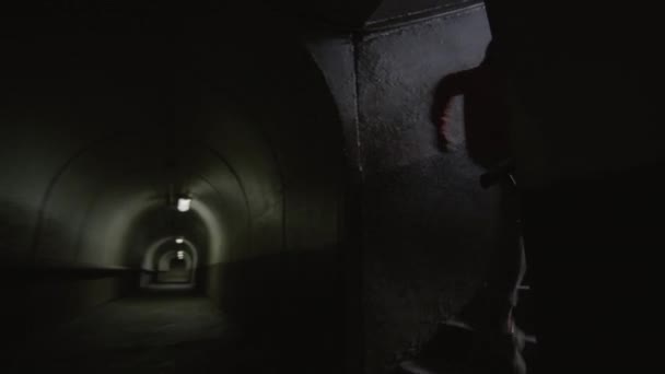 어두운 터널을 위층에서 달리고 선수의 — 비디오