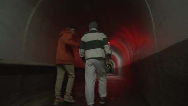 Após Tiro Dois Meninos Streetwear Andando Através Túnel Concreto Escuro — Vídeo de Stock