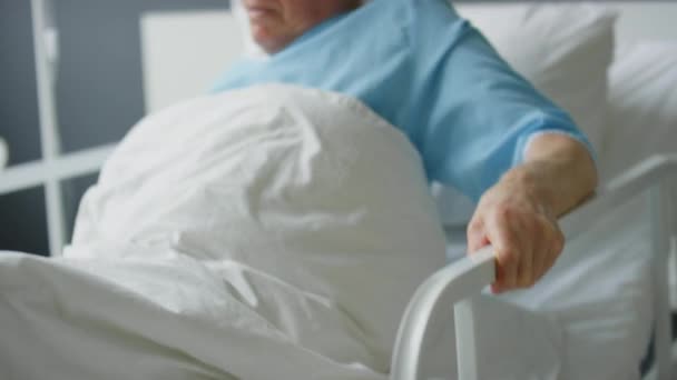 뉼라를갖고 나이든 환자가 회복중에 담요를 침대에 사진을 찍었다 — 비디오