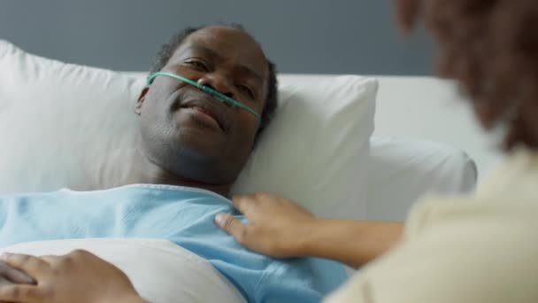 Inclinado Por Encima Toma Hombro Hombre Afroamericano Enfermo Con Cánula — Vídeos de Stock