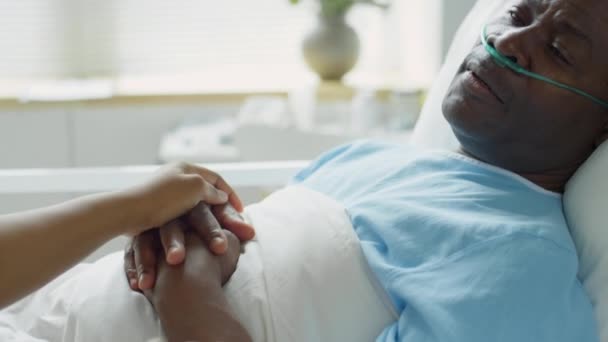 Döntse Fel Lövés Beteg Afro Amerikai Férfi Orrkanül Feküdt Kórházi — Stock videók