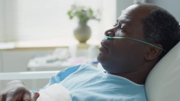 Egy Beteg Afro Amerikai Férfi Arcképe Orrkanüllel Ágyon Fekszik Kórházi — Stock videók