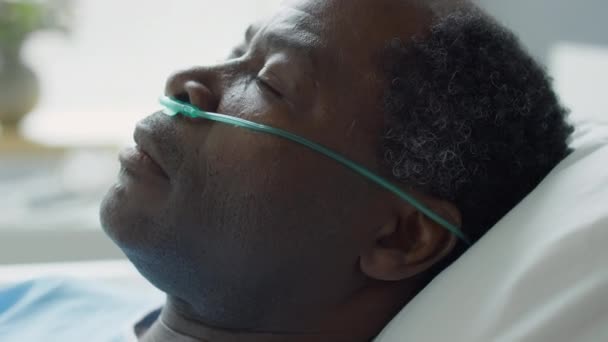 Döntsd Fel Beteg Afro Amerikai Férfit Orrkanüllel Aki Ágyon Ébred — Stock videók