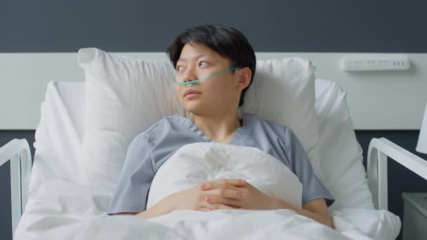 Ampliar Retrato Plano Mujer Asiática Enferma Con Cánula Nasal Acostada — Vídeo de stock