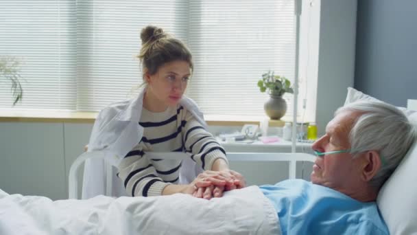 Zoom Out Shot Sad Woman Lab Coat Sitting Bedside Hospital — Stock Video