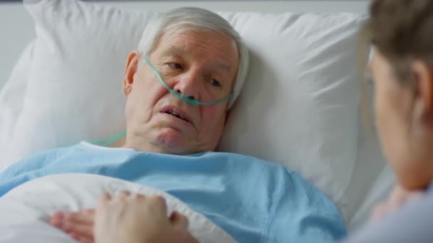 Πάνω Από Την Ωμοπλάτη Του Άρρωστου Ηλικιωμένου Άντρα Ρινική Κάνουλα — Αρχείο Βίντεο