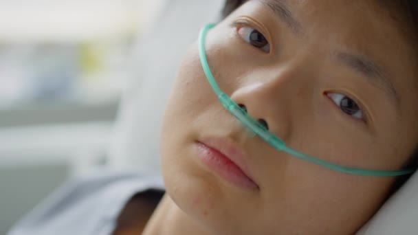Portrait Une Patiente Asiatique Malade Avec Une Canule Nasale Allongée — Video