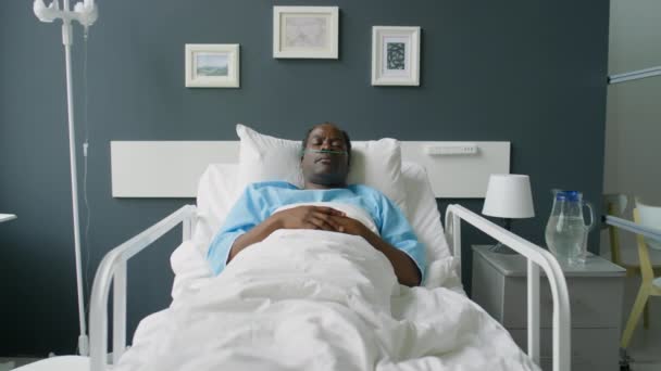 Hastane Koğuşunda Gözleri Kapalı Burun Kanüllü Bilinci Kapalı Afro Amerikan — Stok video