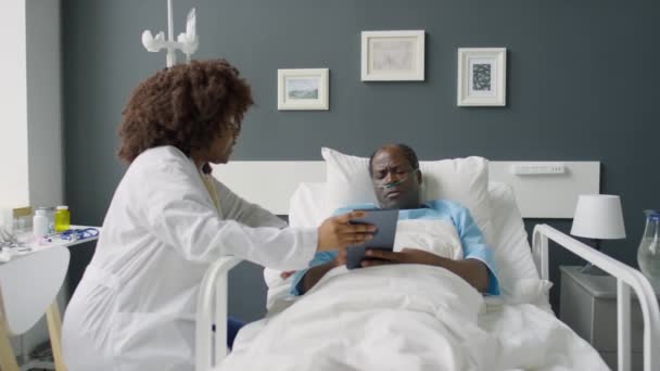 Zoom Foto Médica Afro Americana Sentada Cabeceira Enfermaria Hospital Discutindo — Vídeo de Stock