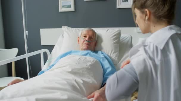 Zoom Toma Anciano Enfermo Con Cánula Nasal Acostado Cama Sala — Vídeo de stock