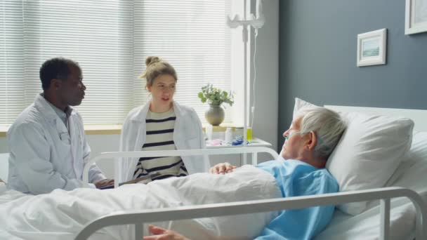 Elderly Caucasian Man Lying Bed Hospital Ward Talking Careful Daughter — Stock Video
