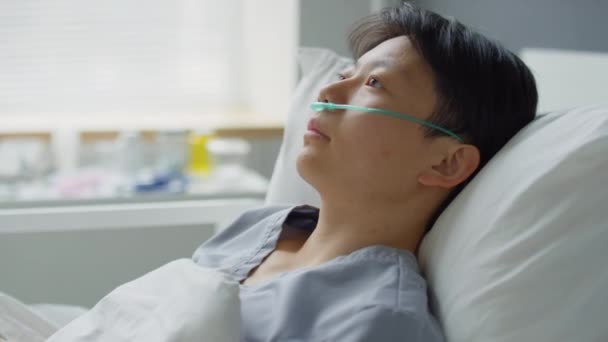 Mulher Asiática Doente Com Cânula Nasal Deitada Cama Enfermaria Hospital — Vídeo de Stock