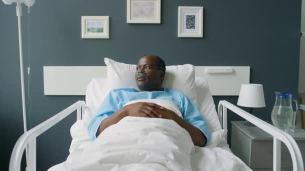 Beteg Afroamerikai Férfi Orrkanüllel Aki Ágyon Ébred Kórházi Kórteremben Oldalt — Stock videók