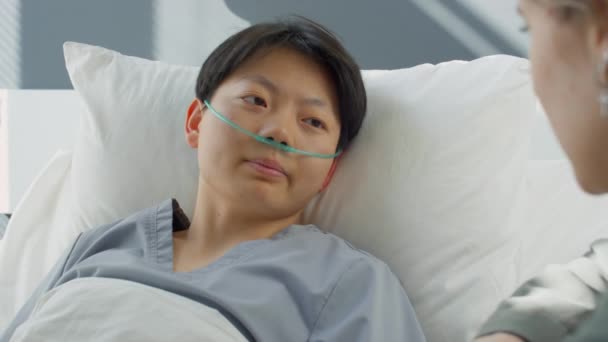 Через Плечо Снимок Молодой Азиатки Носовой Канюлей Лежащей Больничной Койке — стоковое видео