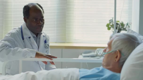Médecin Afro Américain Blouse Laboratoire Assis Lit Dans Salle Hôpital — Video