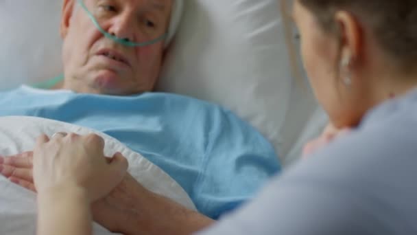 Tilt Shoulder Shot Sick Elderly Man Nasal Cannula Lying Hospital — Stock Video