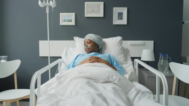 Burun Kanülü Başlığı Hastane Koğuşunda Yatağında Uzanmış Kameraya Poz Veren — Stok video