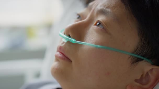 Крупный План Азиатской Пациентки Просыпающейся Больничной Койке После Анестезии Оглядывающейся — стоковое видео