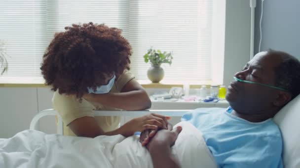 Zvětšit Záběr Rozrušený Afroameričan Manželka Masce Sedí Lůžka Nemocnici Drží — Stock video