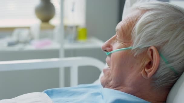 Elderly Caucasian Man Nasal Cannula Lying Bed Hospital Ward Answering — Stock Video
