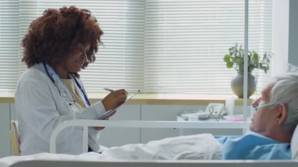 Dokter Wanita Afrika Amerika Yang Ceria Dengan Jas Lab Duduk — Stok Video