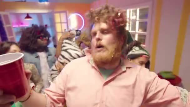 Point Vue Jeune Homme Ivre Avec Des Confettis Sur Barbe — Video