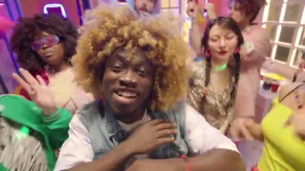 Pov Vzrušený Afroameričan Chlap Tanec Skupinou Multietnických Přátel Téma Y2K — Stock video