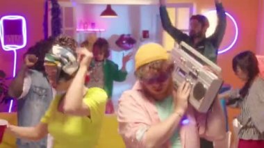 Sakallı adamın Getto silahı tutarken ve güzel kız arkadaşla dans ederken 90 'ların temalı partisinde arkadaşlarıyla neon ışıklı odada eğlenirken görüntüyü yakınlaştır.