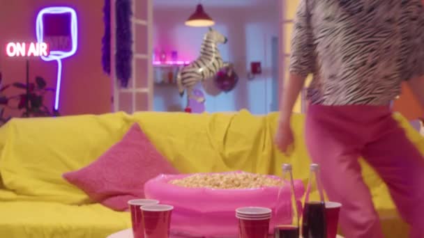 소파에 카메라 앞에서 장식으로 룸에서 포즈를 취하는 팝콘을 소녀의 사진을 — 비디오