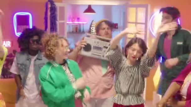 Sällskap Multietniska Vänner Ljusa Trendiga Kläder Dansar Tillsammans Talet Disco — Stockvideo
