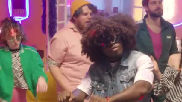 Jonge Afro Amerikaanse Man Zonnebril Dansen Samen Met Diverse Vrienden — Stockvideo