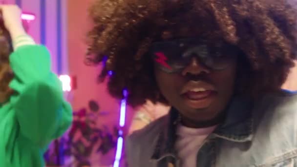 Fiatal Afro Amerikai Férfi Perverz Göndör Haj Visel Divatos Napszemüveg — Stock videók