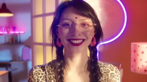 Portret Pięknej Dziewczyny Czerwonymi Ustami Bindi Ubranej Strój Y2K Uśmiechniętej — Wideo stockowe