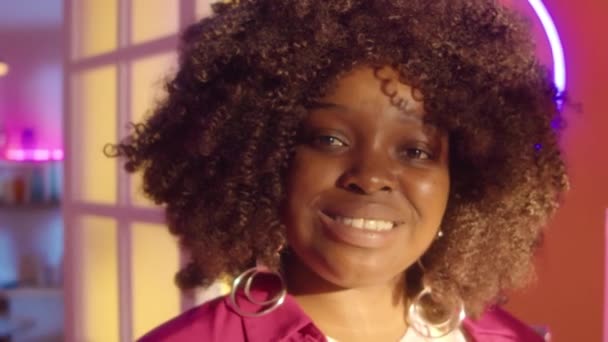 Portrét Africké Americké Party Dívka Sobě Fuchsia Oblečení Y2K Šperky — Stock video