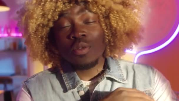 Cool African American Gen Muž Zpěv Rap Píseň Kameru Místnosti — Stock video
