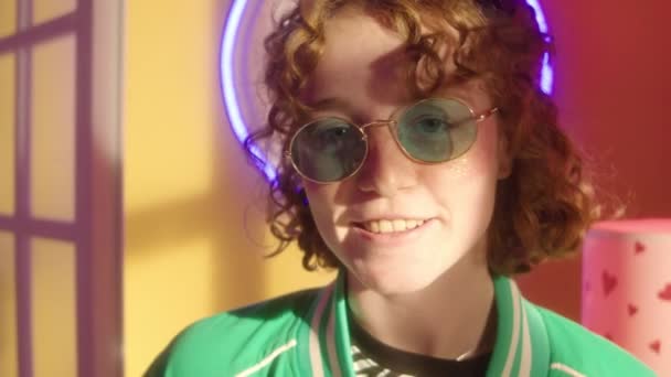 Retrato Chica Fiesta Con Brillo Cara Vistiendo Traje Los Sonriendo — Vídeo de stock