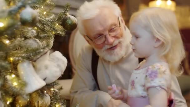 Menina Bonito Criança Decorando Árvore Natal Casa Com Ajuda Amor — Vídeo de Stock